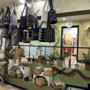 Mochila Arhuaca tejida a mano con lana natural por mujeres sabias de la Sierra