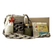 Kit Arhuaco Mini Armonía con la Tierra con miel, chocolates y mochila tejida en lana