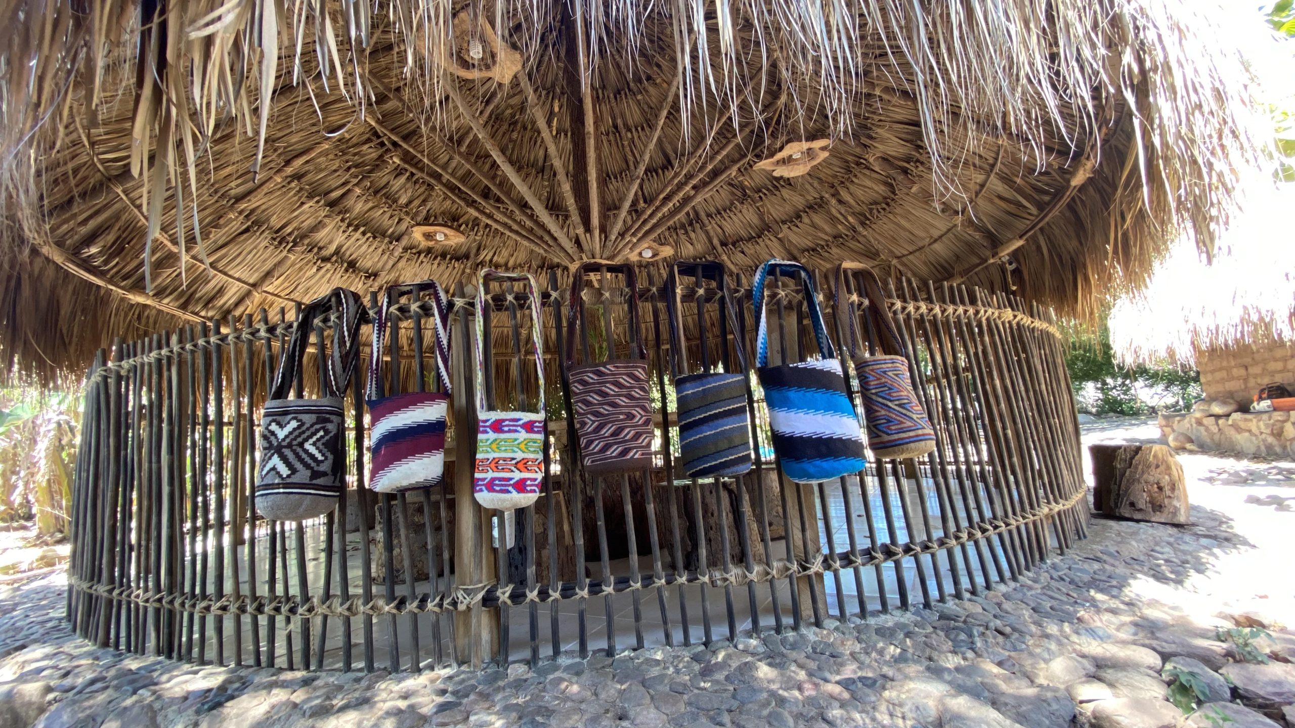 Detalle de tejido y geometría de mochila Arhuaca