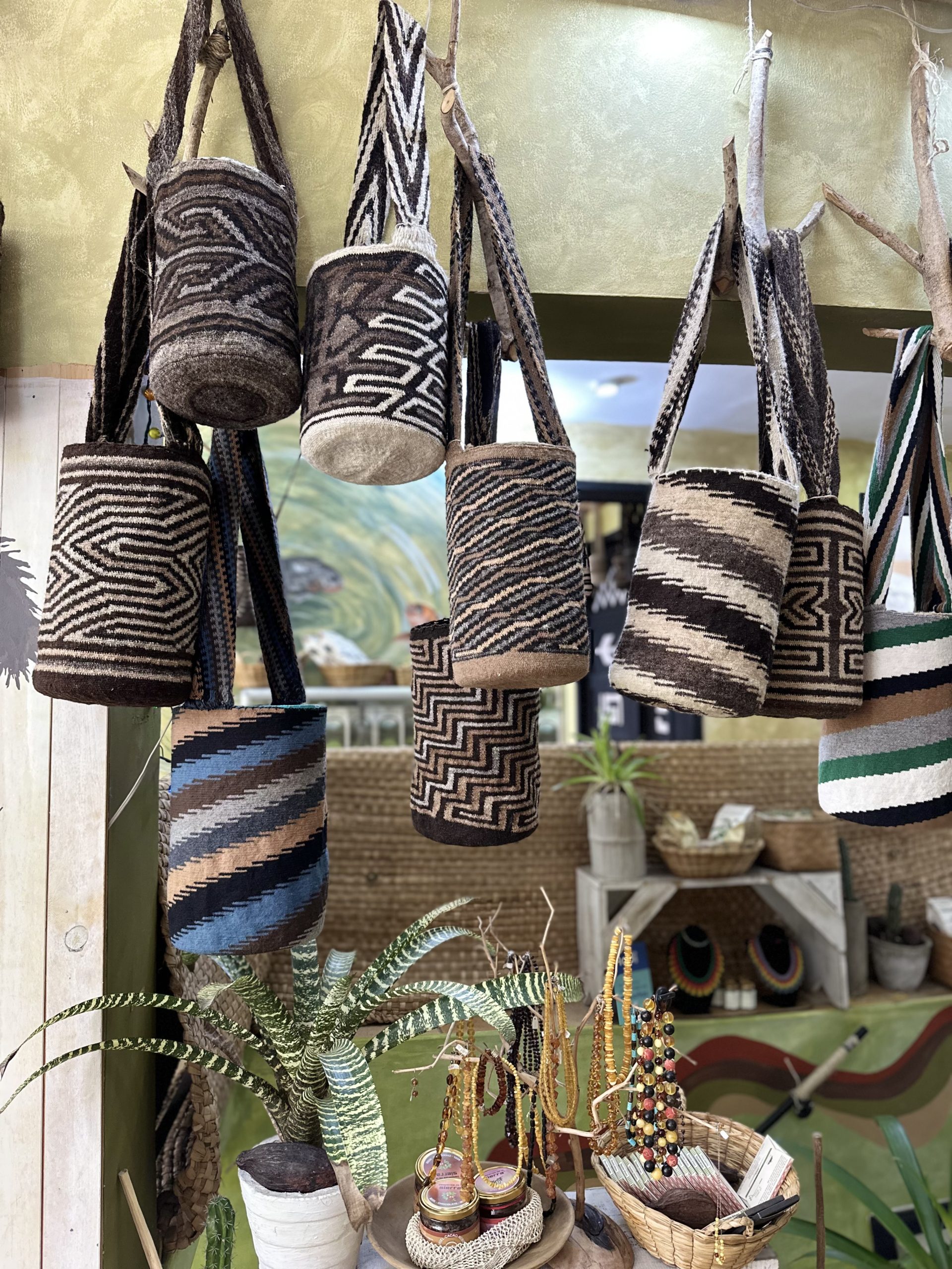 Mujer Arhuaca tejiendo mochila — saber ancestral y conexión espiritual