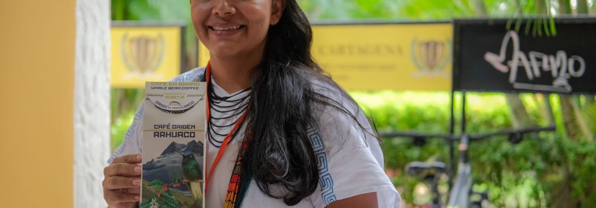 Mujer Arhuaca con café de origen en la Sierra Nevada de Santa Marta, Colombia