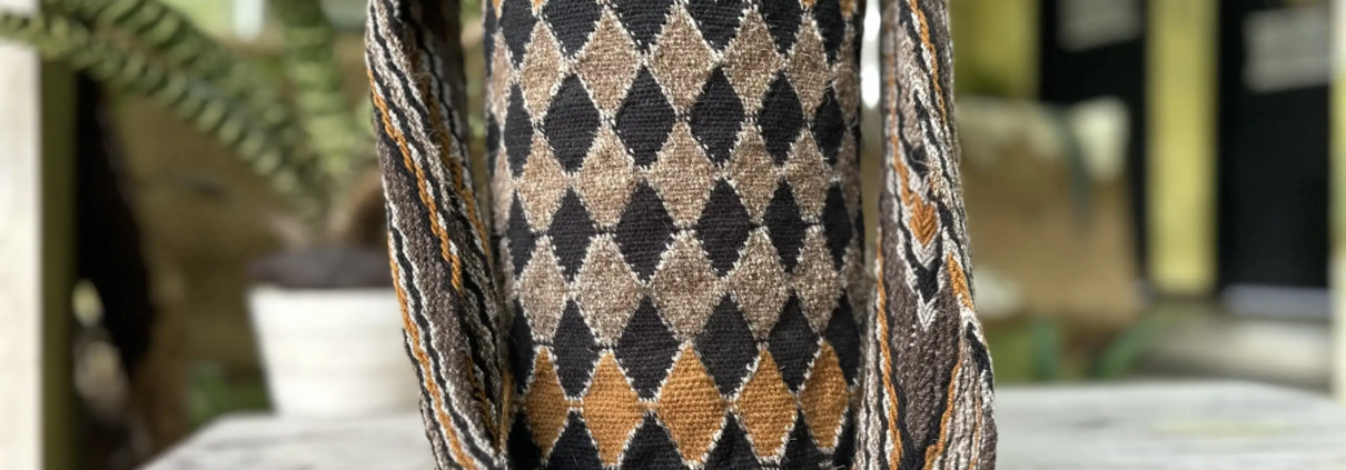 Mochila Arhuaca tejida a mano en lana de oveja, símbolo espiritual del pueblo Iku