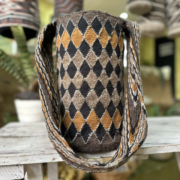 Mochila Arhuaca tejida a mano en lana de oveja, símbolo espiritual del pueblo Iku