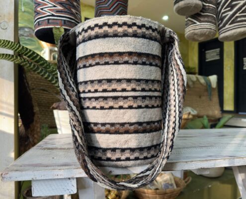 Mochila grande con simbología ancestral y técnicas tradicionales del pueblo Arhuaco