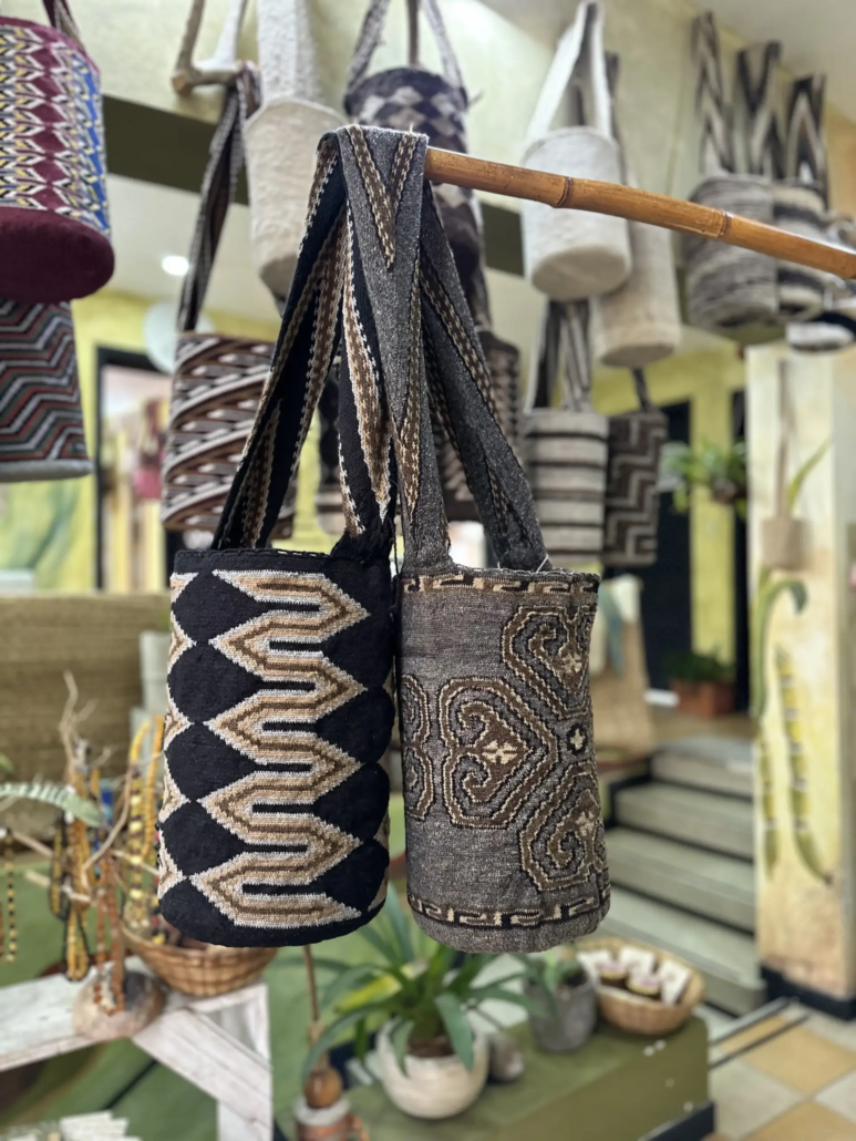 Mochila grande con simbología ancestral y técnicas tradicionales del pueblo Arhuaco