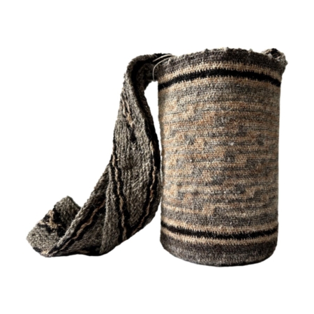 Mochila Arhuaca Pequeña Tempestad tejida en lana nativa con diseño inspirado en la fuerza de la naturaleza