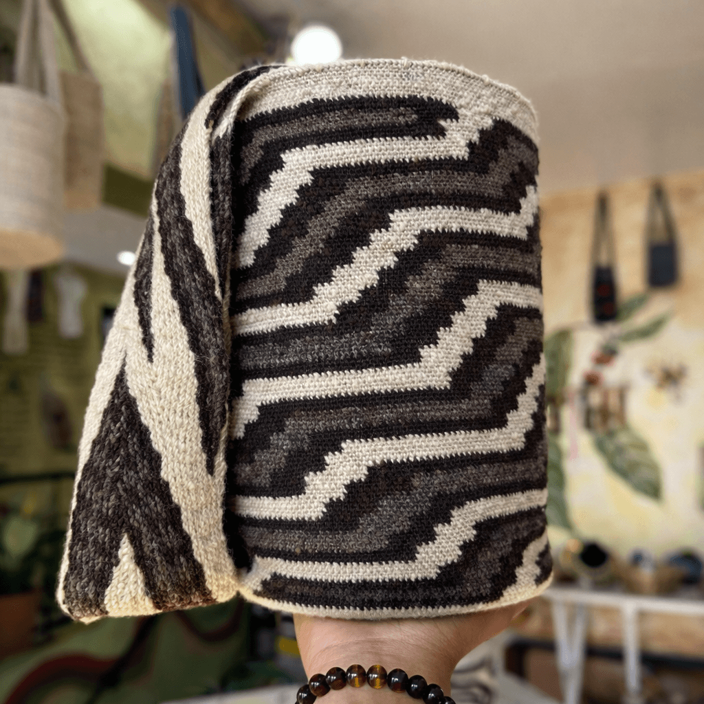 Detalle del símbolo Kunsamunu Cheyrwa en mochila Arhuaca