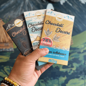 Barras de chocolate oscuro tejidas con el cacao de la Sierra y el pensamiento espiritual Arhuaco. Una experiencia ancestral en sabor y energía.